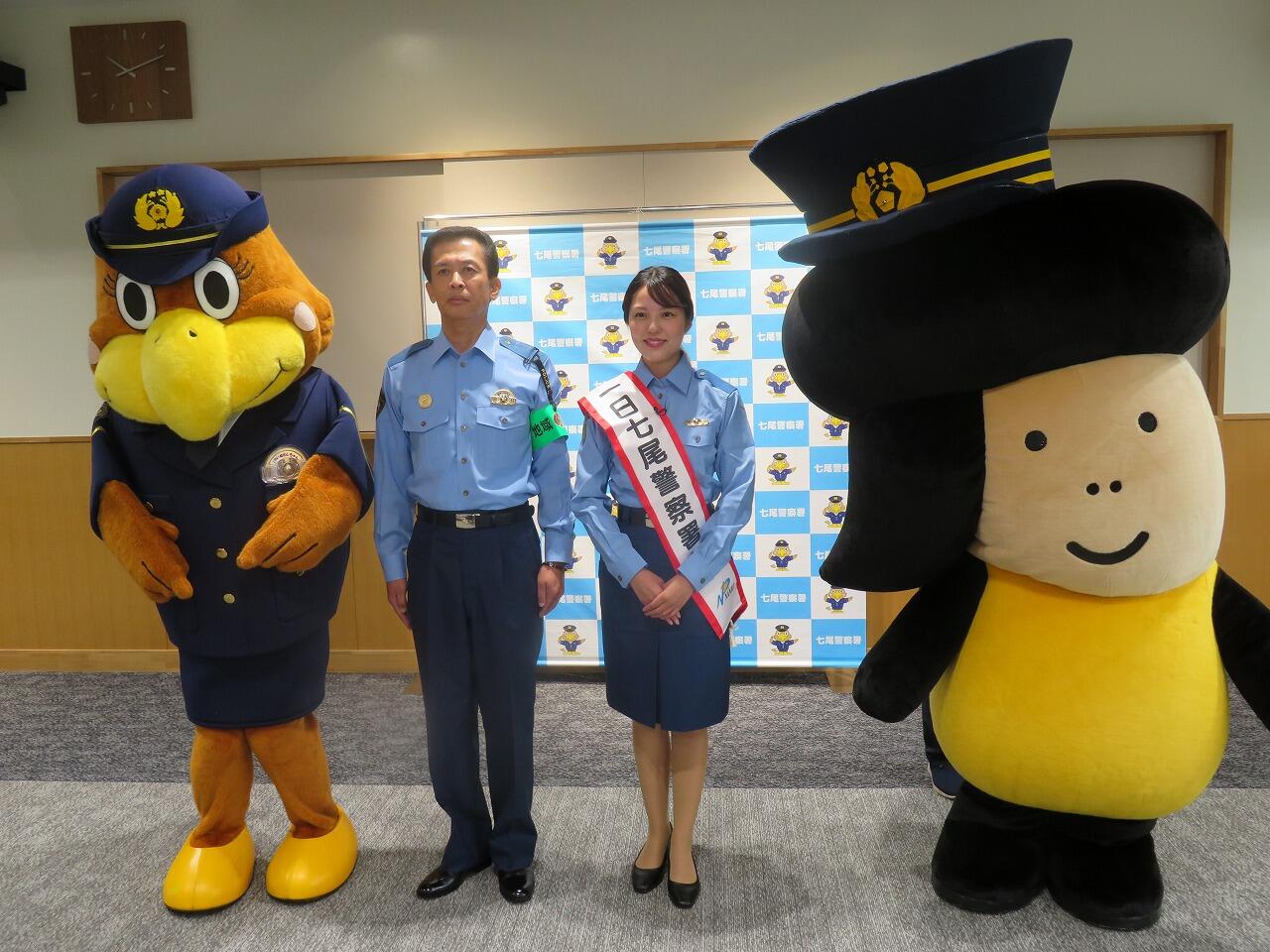 警察署長、いぬわしちゃん、いしかわさんで撮影している様子